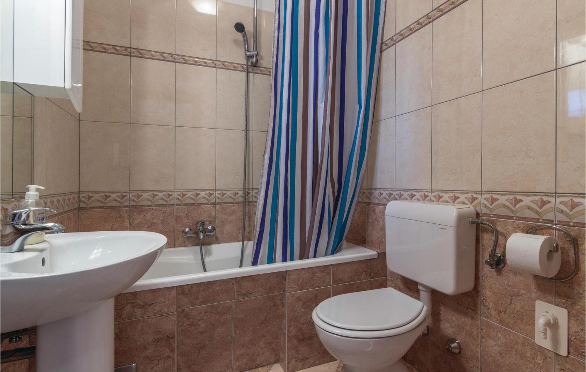 Cozy Apartment In Porec With Wifi 外观 照片